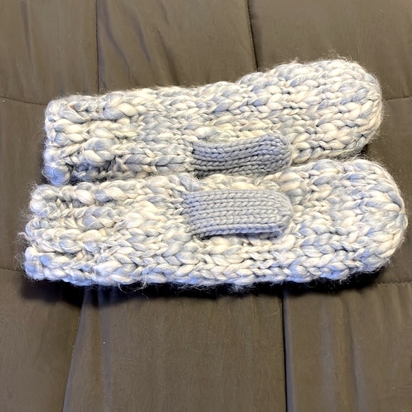 Cozy GAP Mittens - Picture 4 of 5